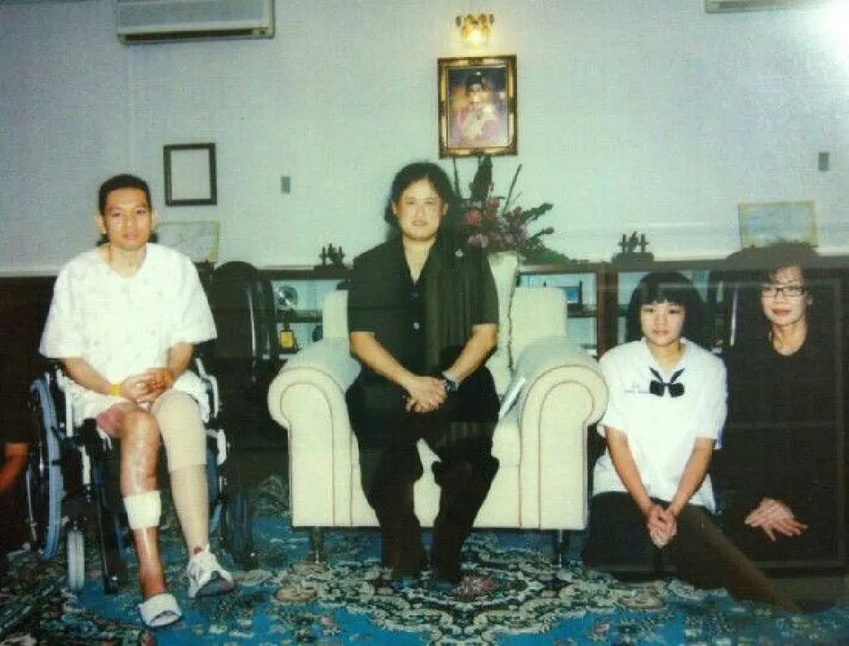 "เดชะพระบารมีปกเกล้าปกกระหม่อม" พล.ต.ต.นพดล เผือกโสมณ วีรบุรุษกระดูกเหล็ก