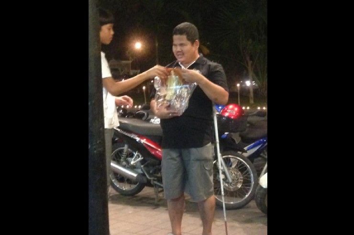 สุดซึ้ง!หนุ่มพิการทางสายตาใจงามแจกภาพในหลวงให้คนตาดี สุดซึ้ง!หนุ่มพิการทางสายตาใจงามแจกภาพในหลวงให้คนตาดี