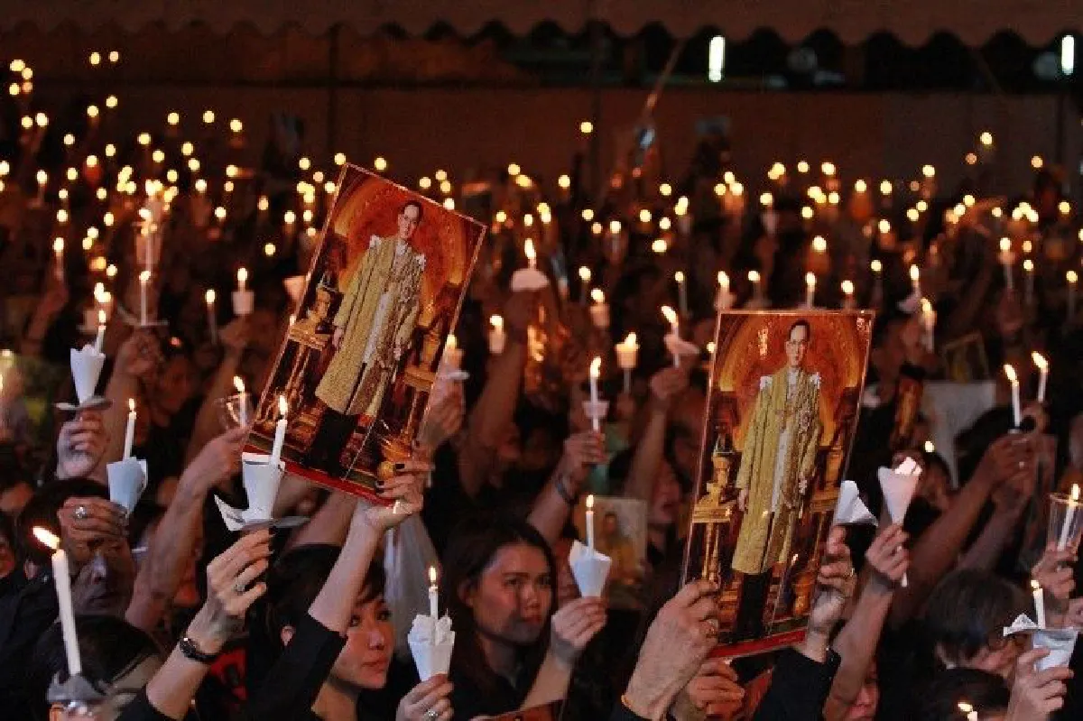 ชาวปทุมฯร่วมจุดเทียนแสดงความอาลัยครบ30วันเสด็จสวรรคต