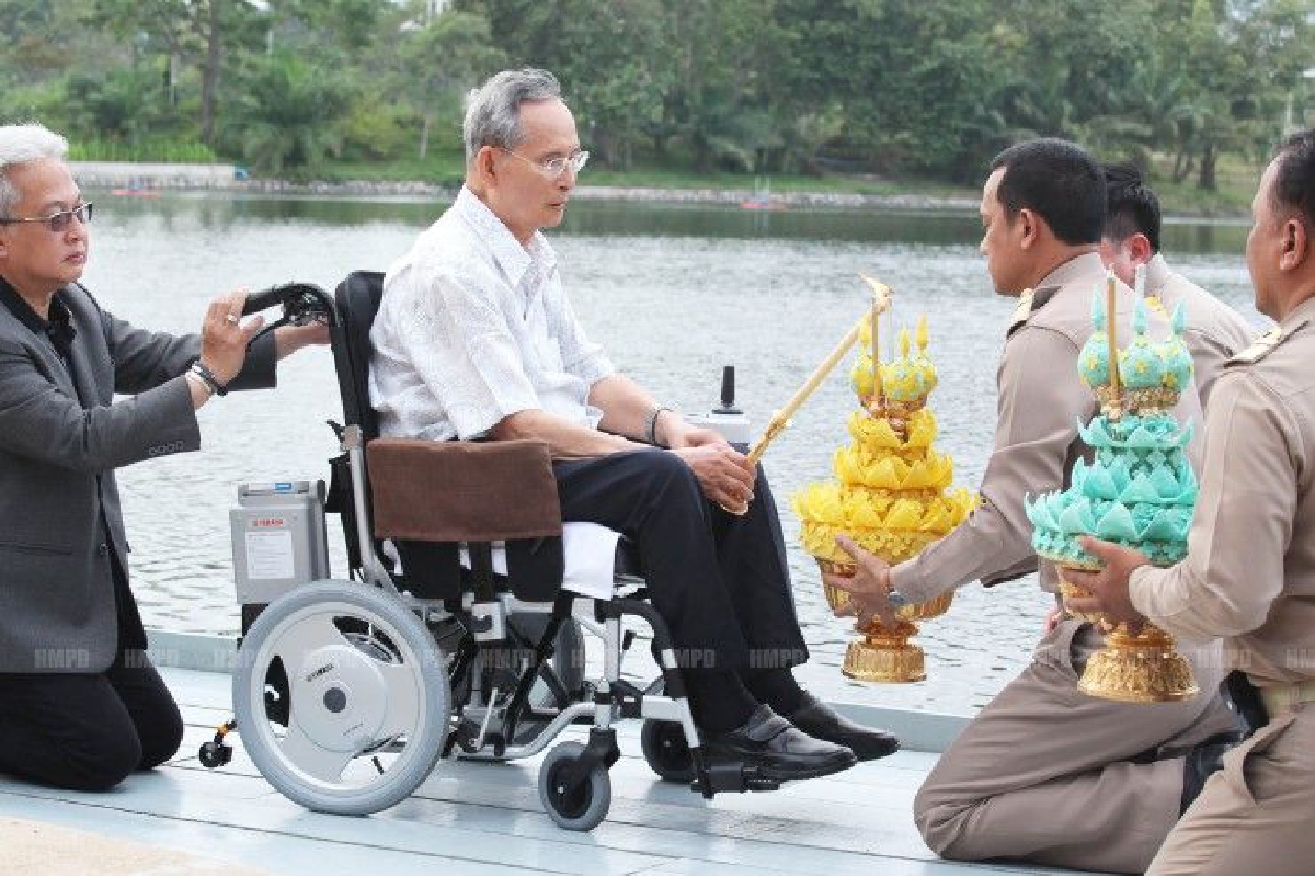 ภาพแห่งความทรงจำ "ในหลวงรัชกาลที่9" เสด็จลอยพระประทีป ภาพแห่งความทรงจำ "ในหลวงรัชกาลที่9" เสด็จลอยพระประทีป