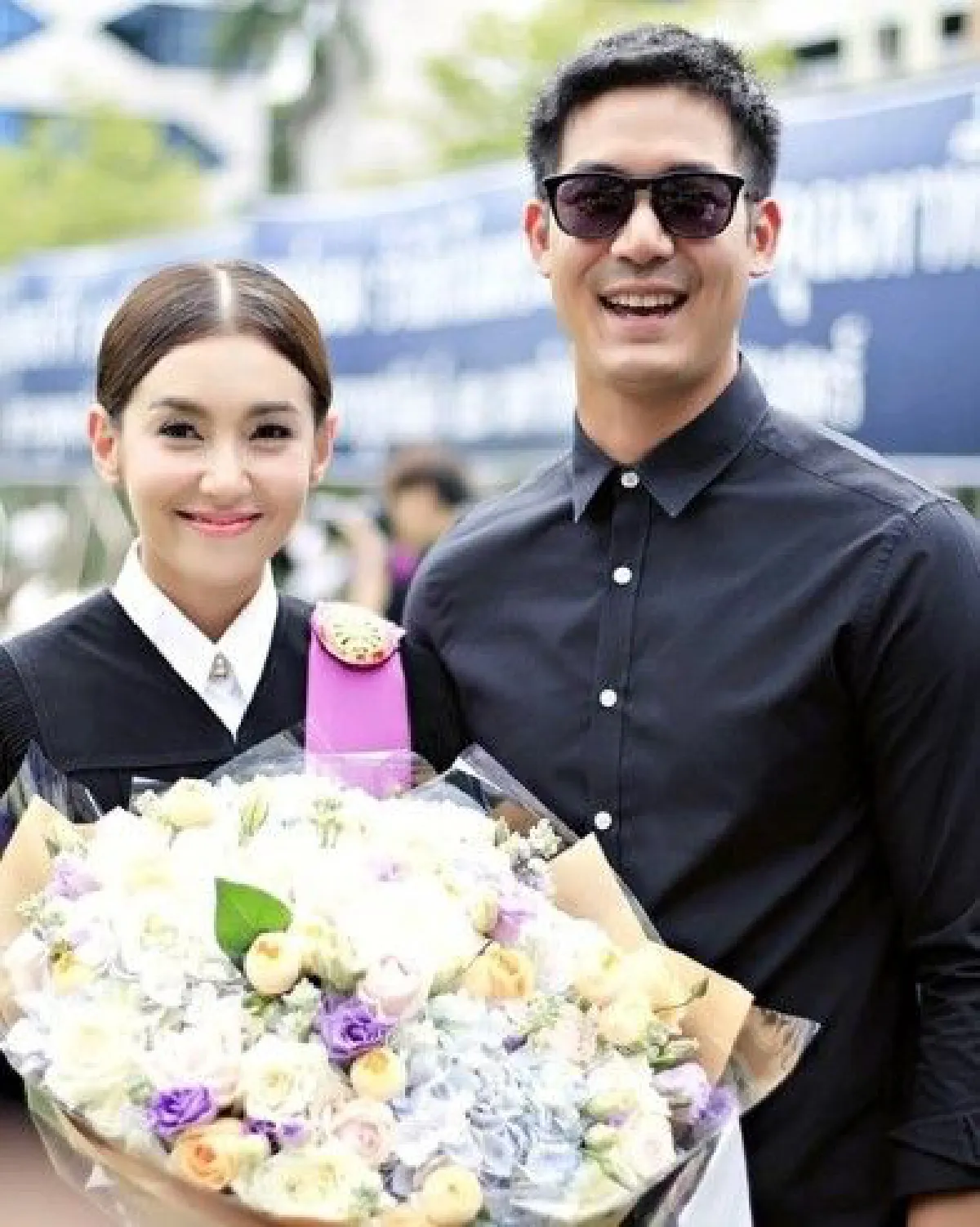 "เวียร์" หอบดอกไม้ช่อโตยินดี "เบลล่า" เรียนจบ ป.โท