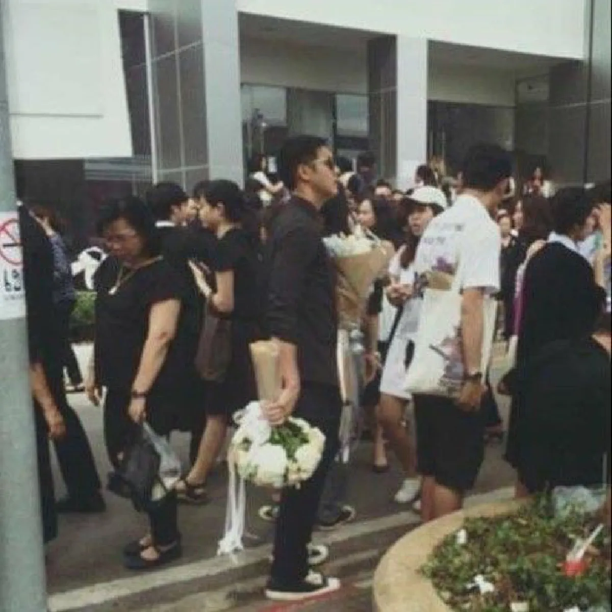 "เวียร์" หอบดอกไม้ช่อโตยินดี "เบลล่า" เรียนจบ ป.โท