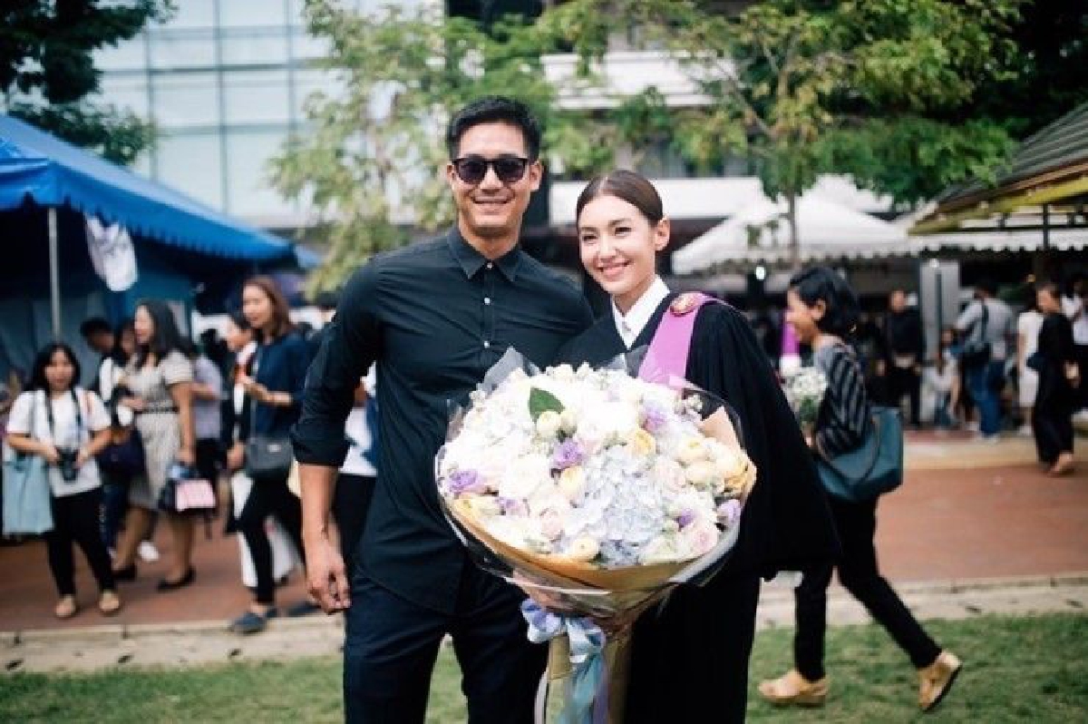"เวียร์" หอบดอกไม้ช่อโตยินดี "เบลล่า" เรียนจบ ป.โท "เวียร์" หอบดอกไม้ช่อโตยินดี "เบลล่า" เรียนจบ ป.โท
