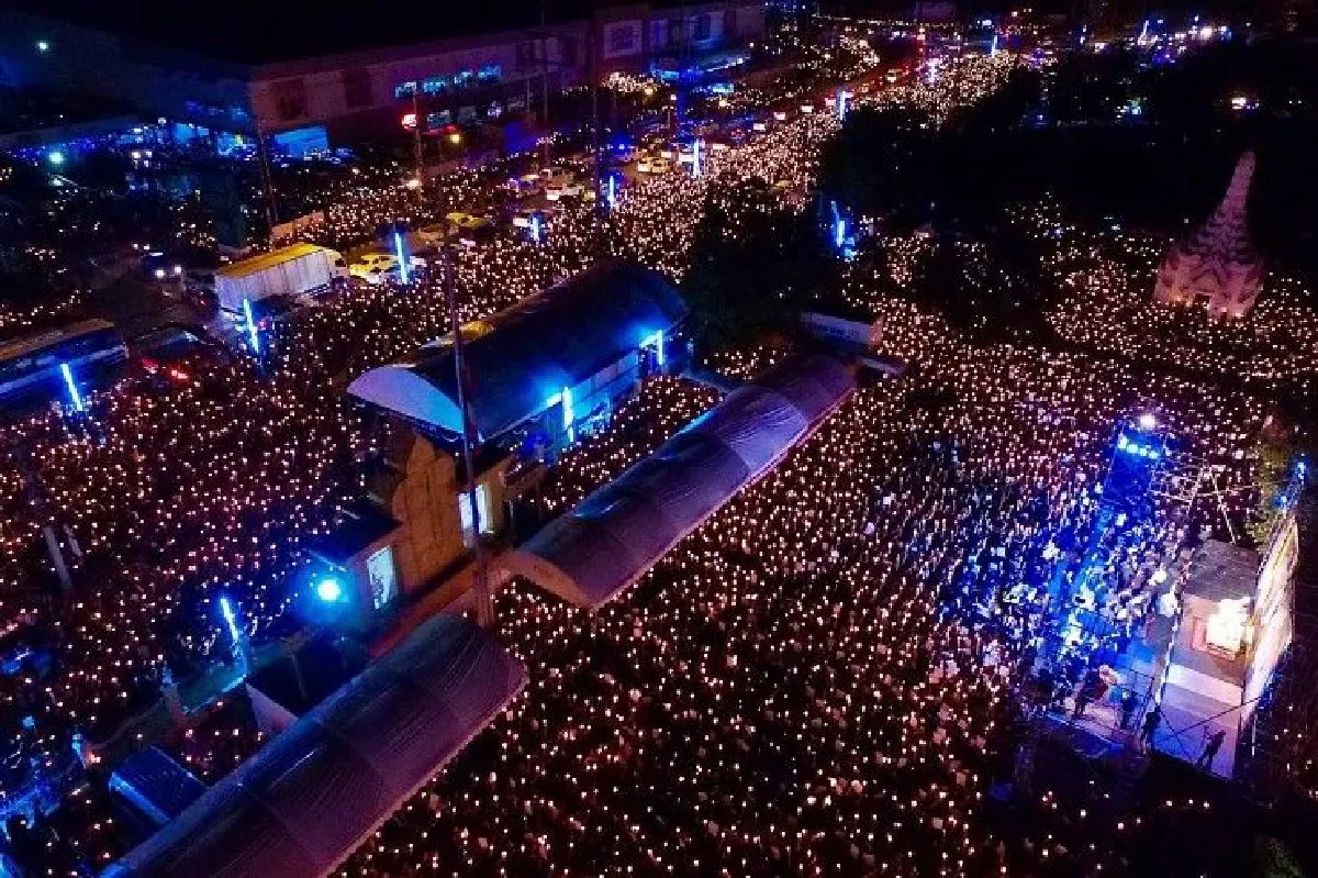 ชาวปทุมฯร่วมจุดเทียนแสดงความอาลัยครบ30วันเสด็จสวรรคต