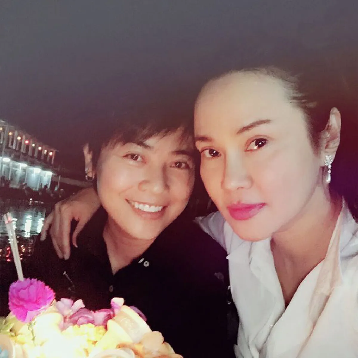 บุญจะส่งให้เราสุขใจ..เก็บตกภาพคนบันเทิงลอยกระทง 2559