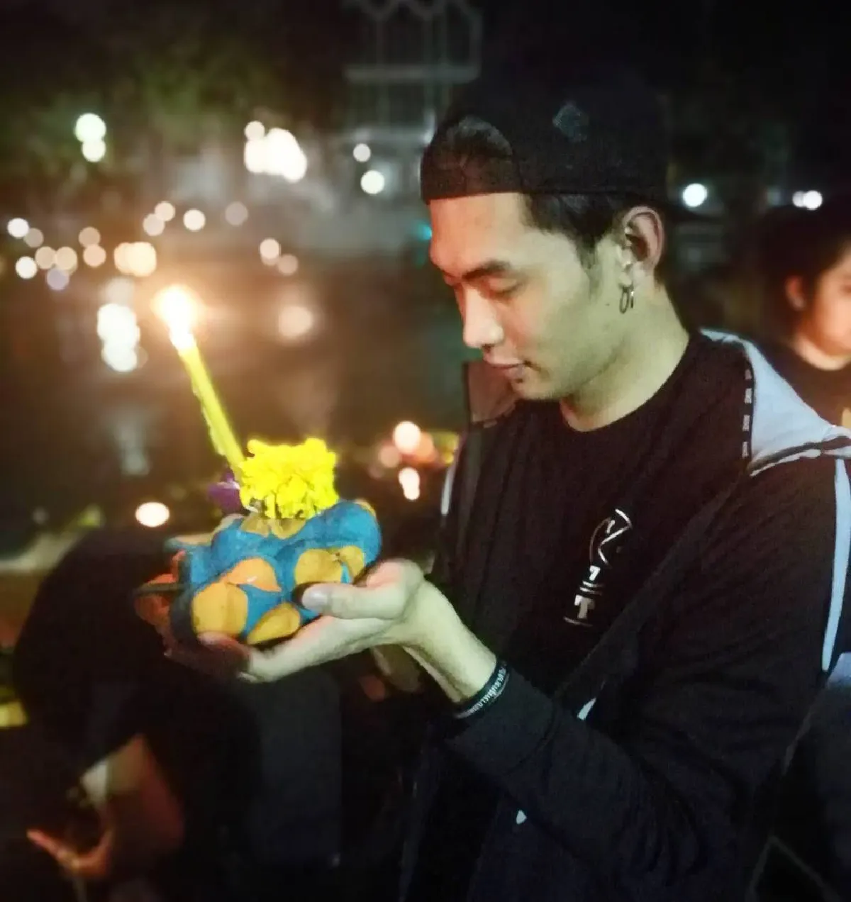 บุญจะส่งให้เราสุขใจ..เก็บตกภาพคนบันเทิงลอยกระทง 2559