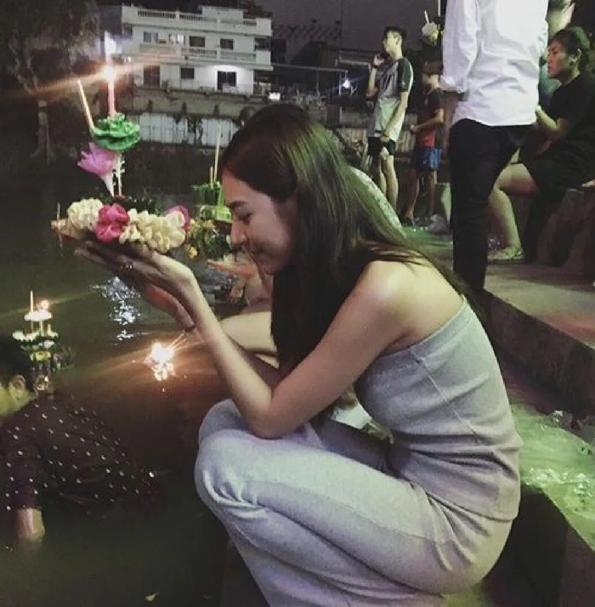 บุญจะส่งให้เราสุขใจ..เก็บตกภาพคนบันเทิงลอยกระทง 2559