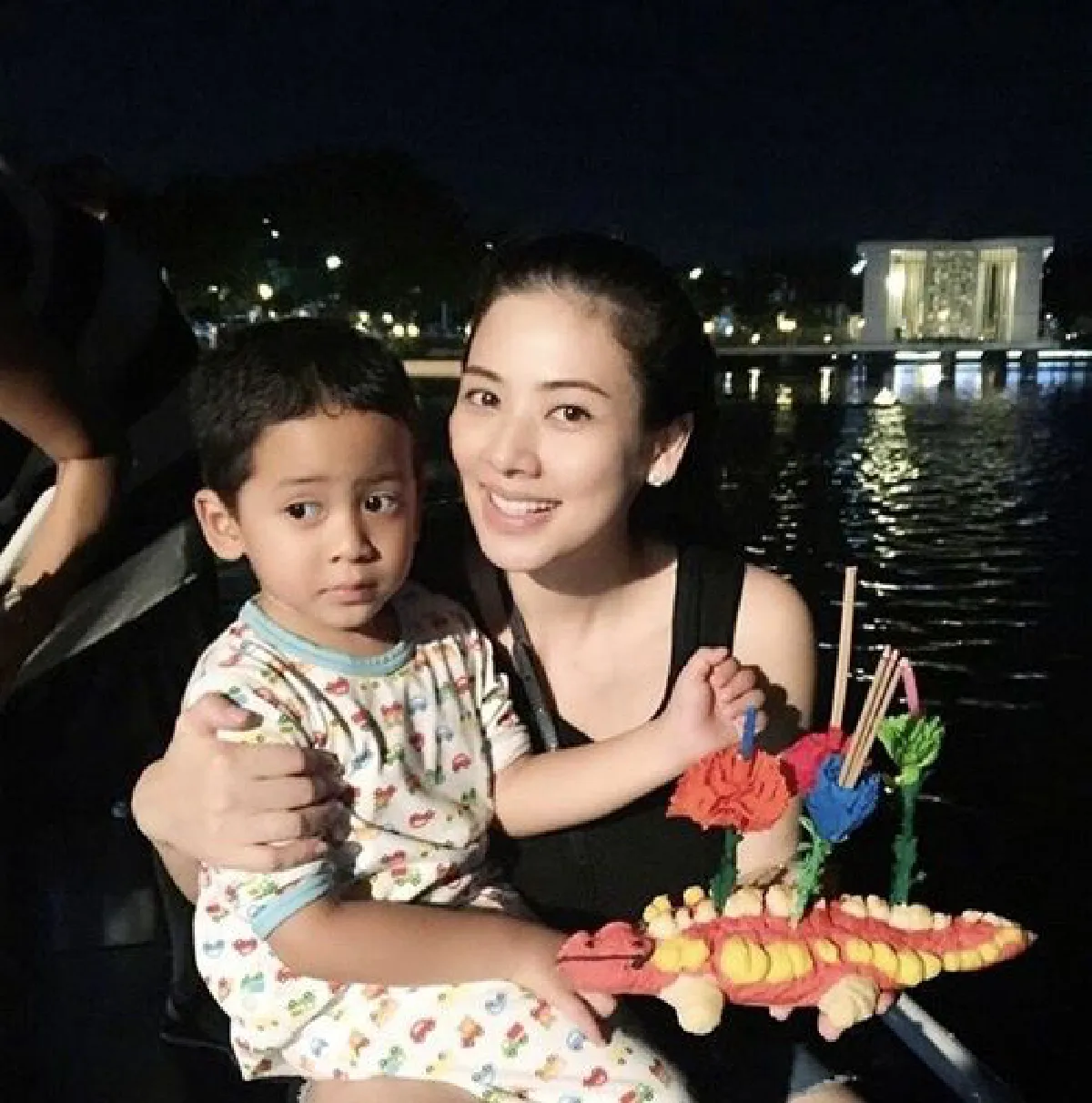 บุญจะส่งให้เราสุขใจ..เก็บตกภาพคนบันเทิงลอยกระทง 2559