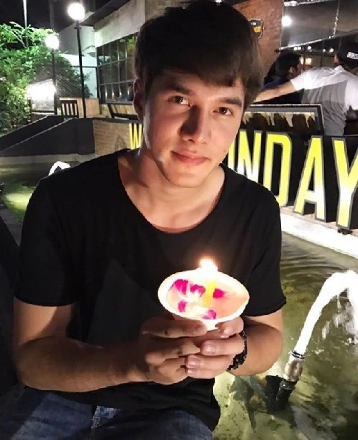 บุญจะส่งให้เราสุขใจ..เก็บตกภาพคนบันเทิงลอยกระทง 2559