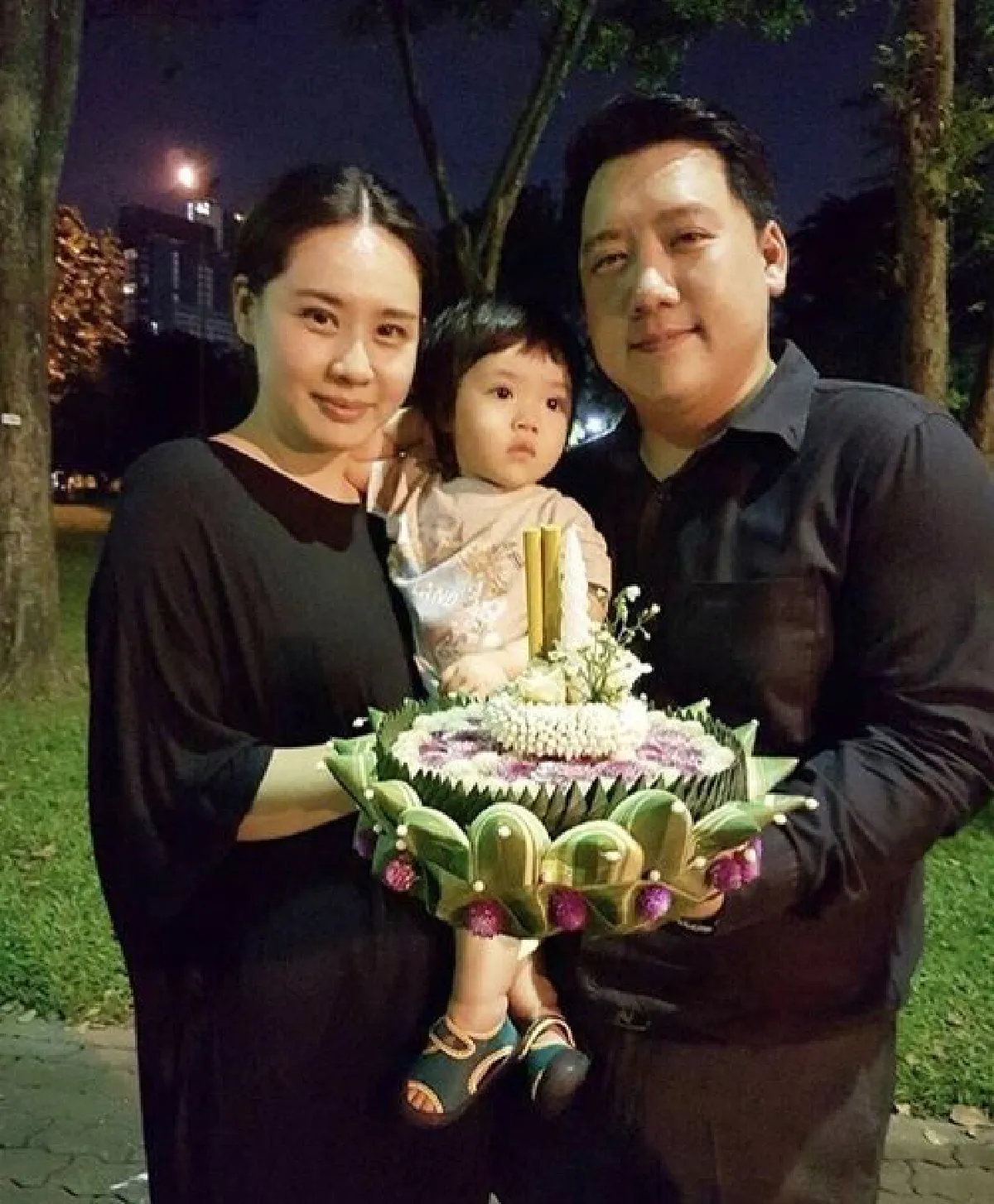 บุญจะส่งให้เราสุขใจ..เก็บตกภาพคนบันเทิงลอยกระทง 2559