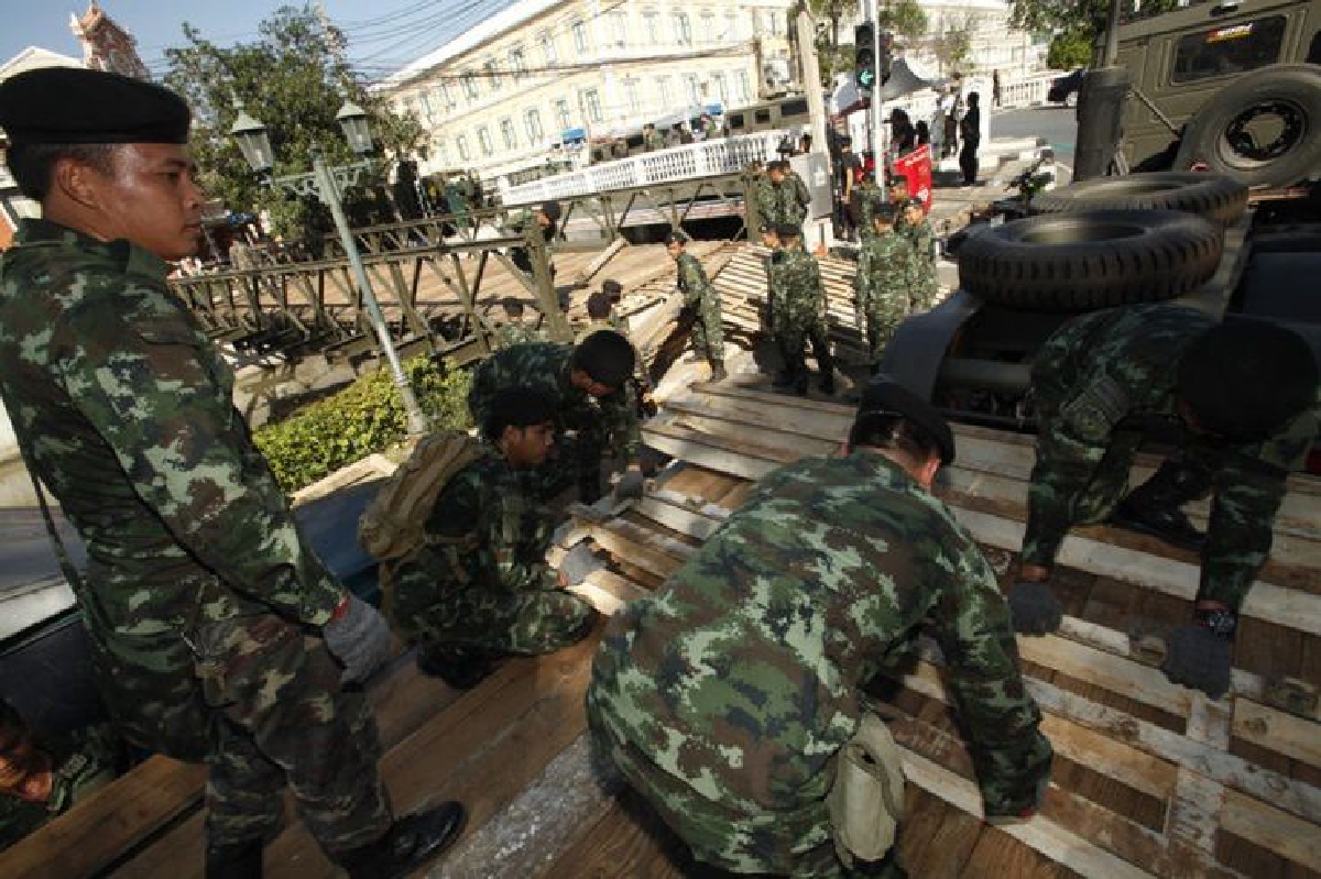 ทหารช่างย้ายสะพานเบลีย์ เร่งระบายคน ทหารช่างย้ายสะพานเบลีย์ เร่งระบายคน