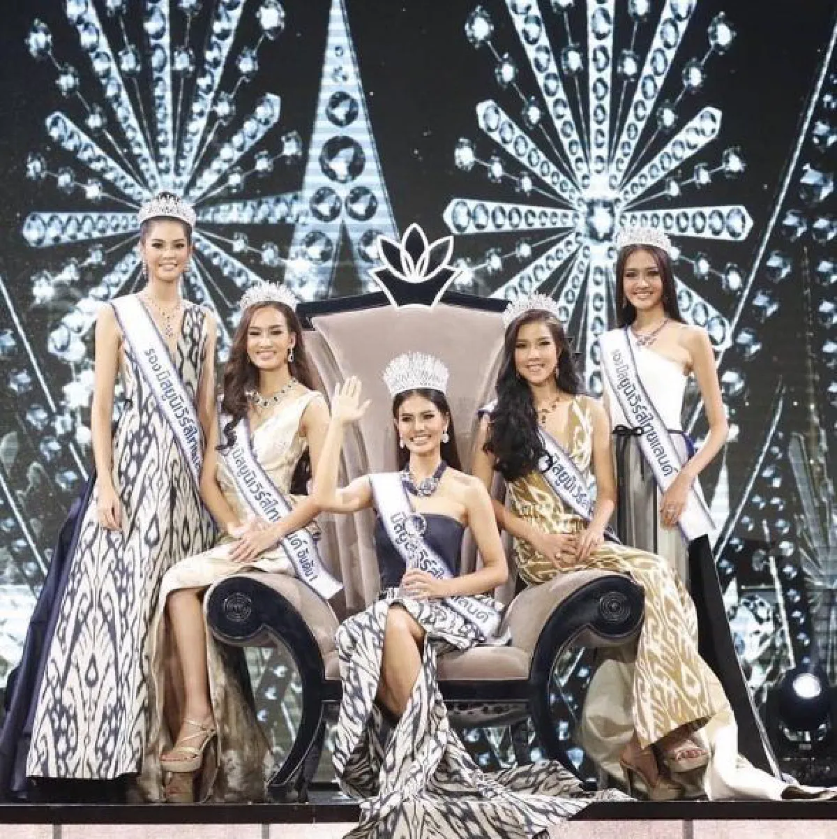 สวยสง่าสมความเป็นไทย "อัญมณีแห่งสยาม" ชุดประจำชาติใส่ประกวดเวทีโลก