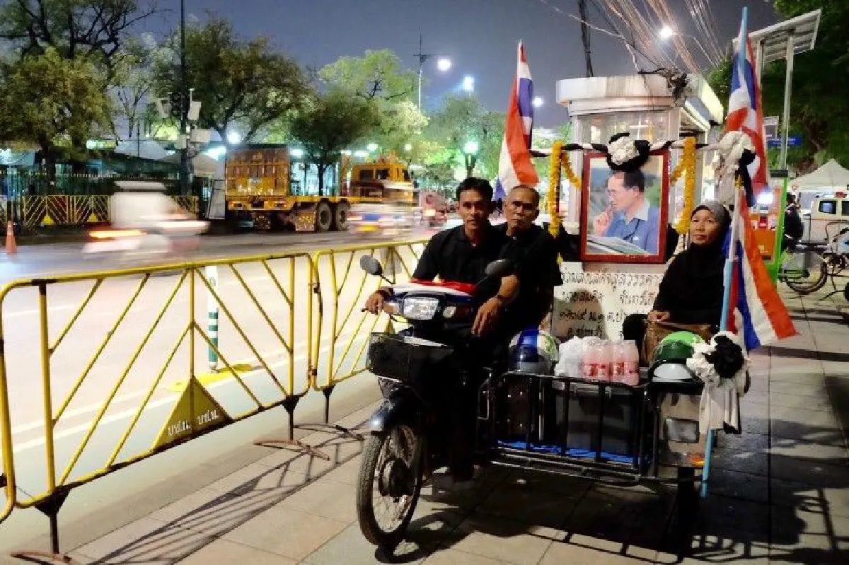 3พ่อแม่ลูกขี่สามล้อพ่วงข้างจากสตูลมากราบถวายบังคมพระบรมศพ