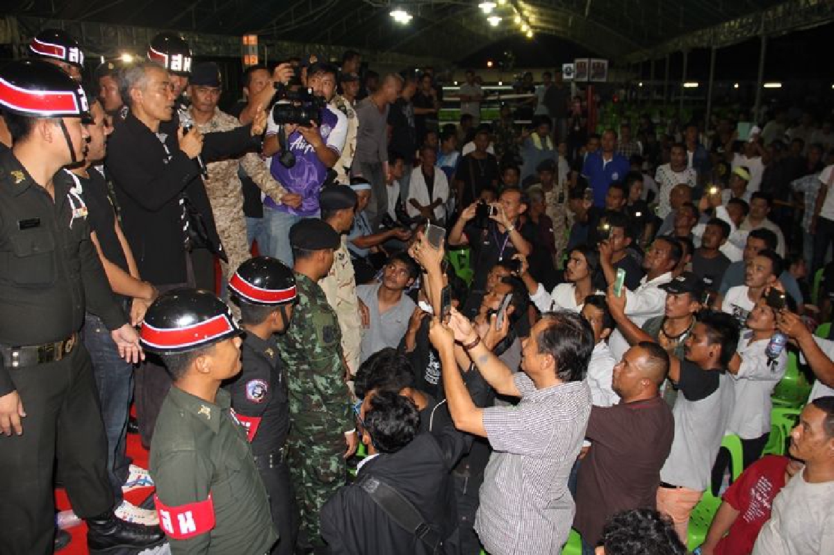 ผู้ว่าฯสุราษฎร์บุกปิดเวทีมวยไม่ขออนุญาต ผู้ว่าฯสุราษฎร์บุกปิดเวทีมวยไม่ขออนุญาต