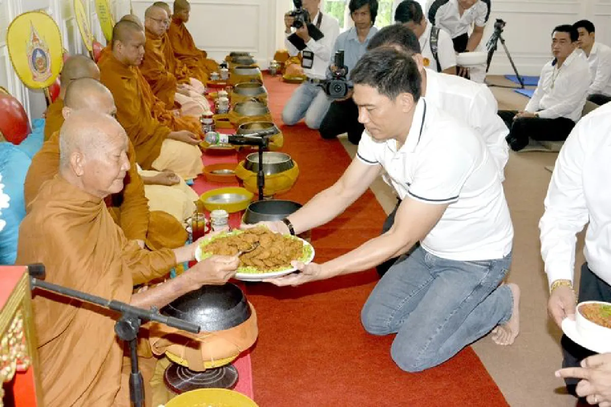 "ชนม์สวัสดิ์"เปิดบ้านทำบุญวันเกิดคนแห่อวยพรแน่น