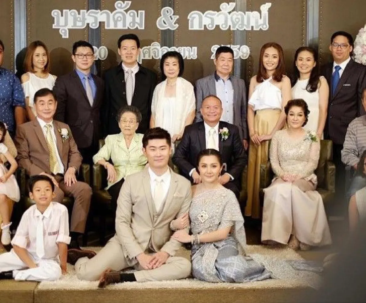 ส่องภาพเจ้าสาว "เอ็ม บุษราคัม" เเละผองเพื่อน งดงาม จัดเต็มทุกนาง