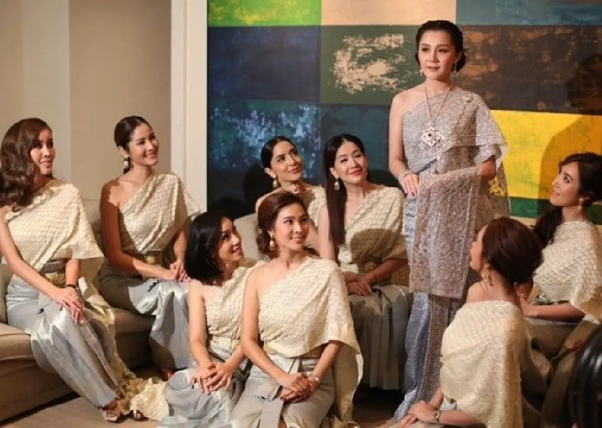 ส่องภาพเจ้าสาว "เอ็ม บุษราคัม" เเละผองเพื่อน งดงาม จัดเต็มทุกนาง