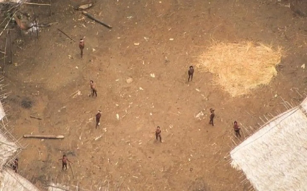 ชนเผ่าผู้ไม่ติดต่อกับโลกภายนอก ถูกถ่ายภาพได้โดยเครื่องบิน