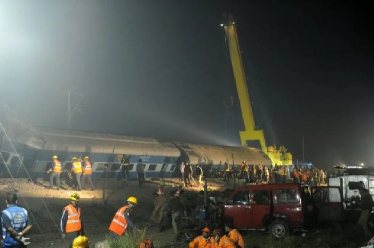 เหตุรถไฟอินเดียพลิกคว่ำ เจ้าหน้าที่กู้ภัยเร่งค้นหาผู้รอดชีวิตตลอดคืน