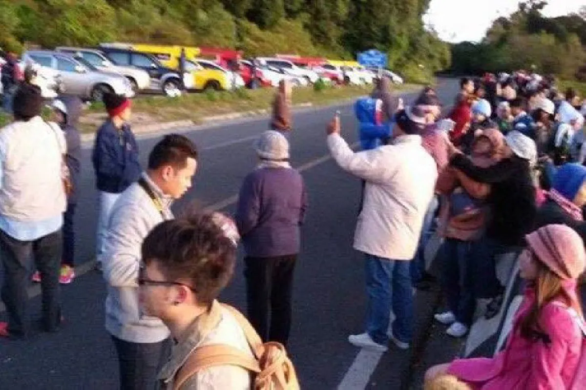 อินทนนท์เกิดน้ำค้างแข็งครั้งแรกของปีให้นักท่องเที่ยวได้ยลโฉมแล้ว