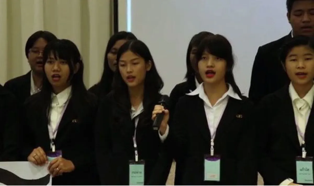 คลิปซาบซึ้ง นศ.เมียนมาร้องเพลงถวายความอาลัยในหลวงร.9