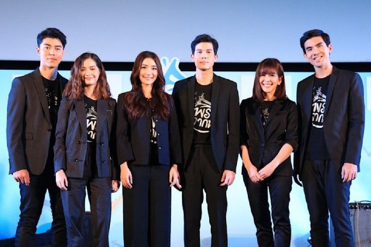 6 นักแสดงนำร่วมงานเปิดตัว "พรจากฟ้า" หนังรักที่จะมอบดนตรีให้เป็นของขวัญ 6 นักแสดงนำร่วมงานเปิดตัว "พรจากฟ้า" หนังรักที่จะมอบดนตรีให้เป็นของขวัญ