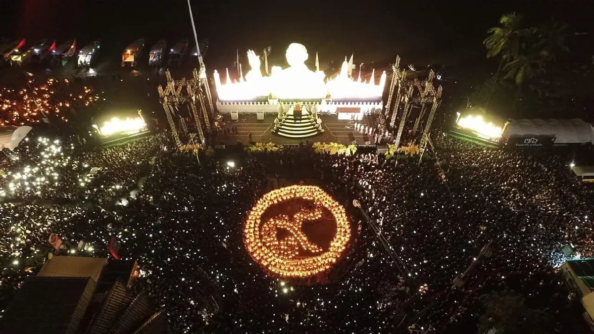 ญาญ่า ถวายความอาลัยในหลวงร.9 ร่วมกับชาวพัทยานับหมื่น