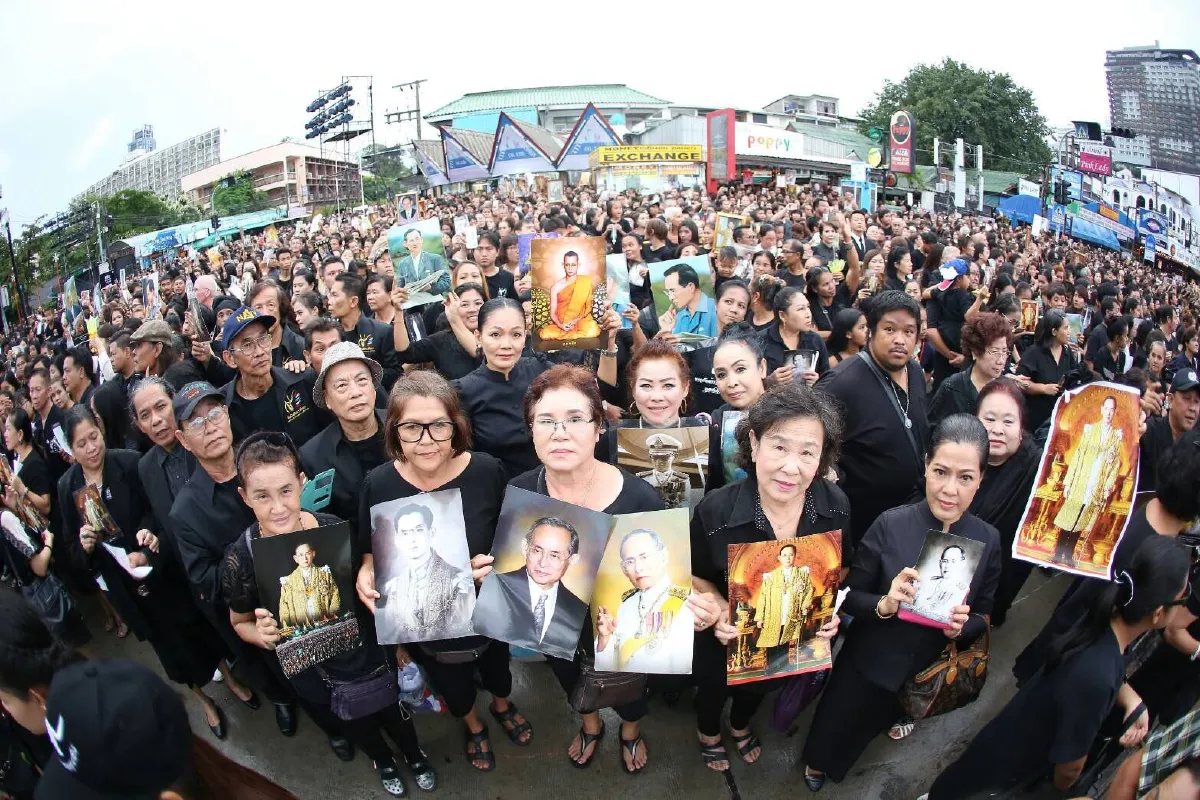 ญาญ่า ถวายความอาลัยในหลวงร.9 ร่วมกับชาวพัทยานับหมื่น