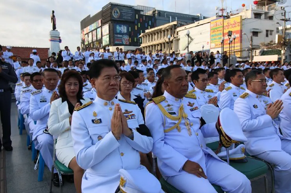 ผู้ว่าโคราชนำประชาชนรวมพลังแสดงความภักดี