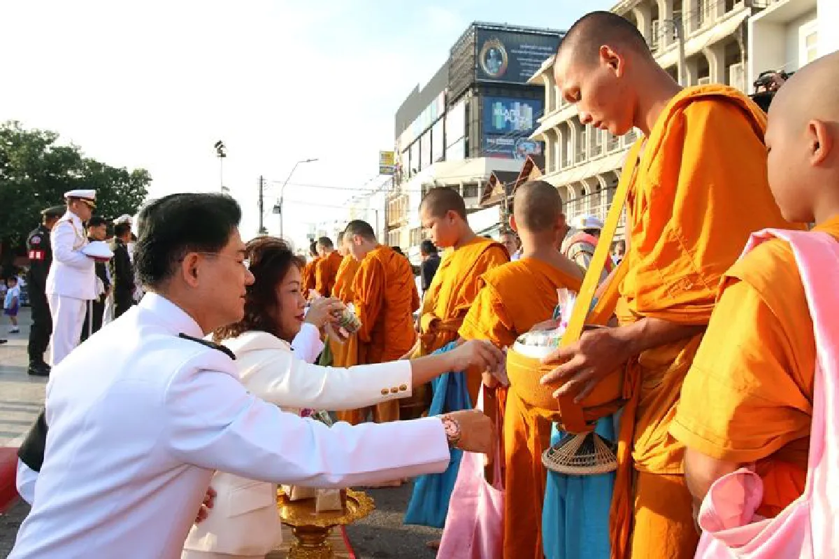 ผู้ว่าโคราชนำประชาชนรวมพลังแสดงความภักดี