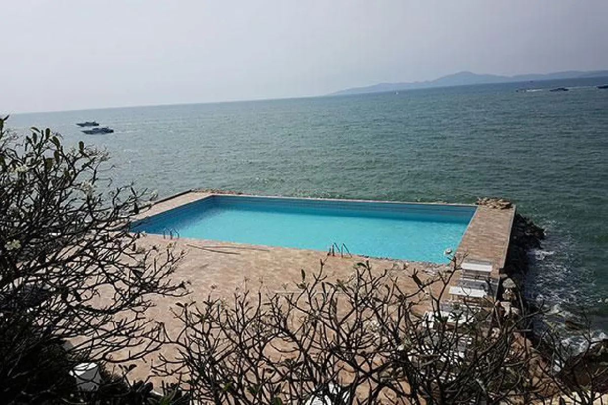Scenic pool at Pattaya's cliff house demolished