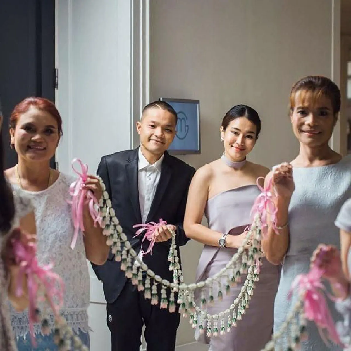 ว่าที่สะใภ้พ่อหม่ำ! มิกซ์ เพทาย ควงหวานใจร่วมงานแต่งพี่สาว