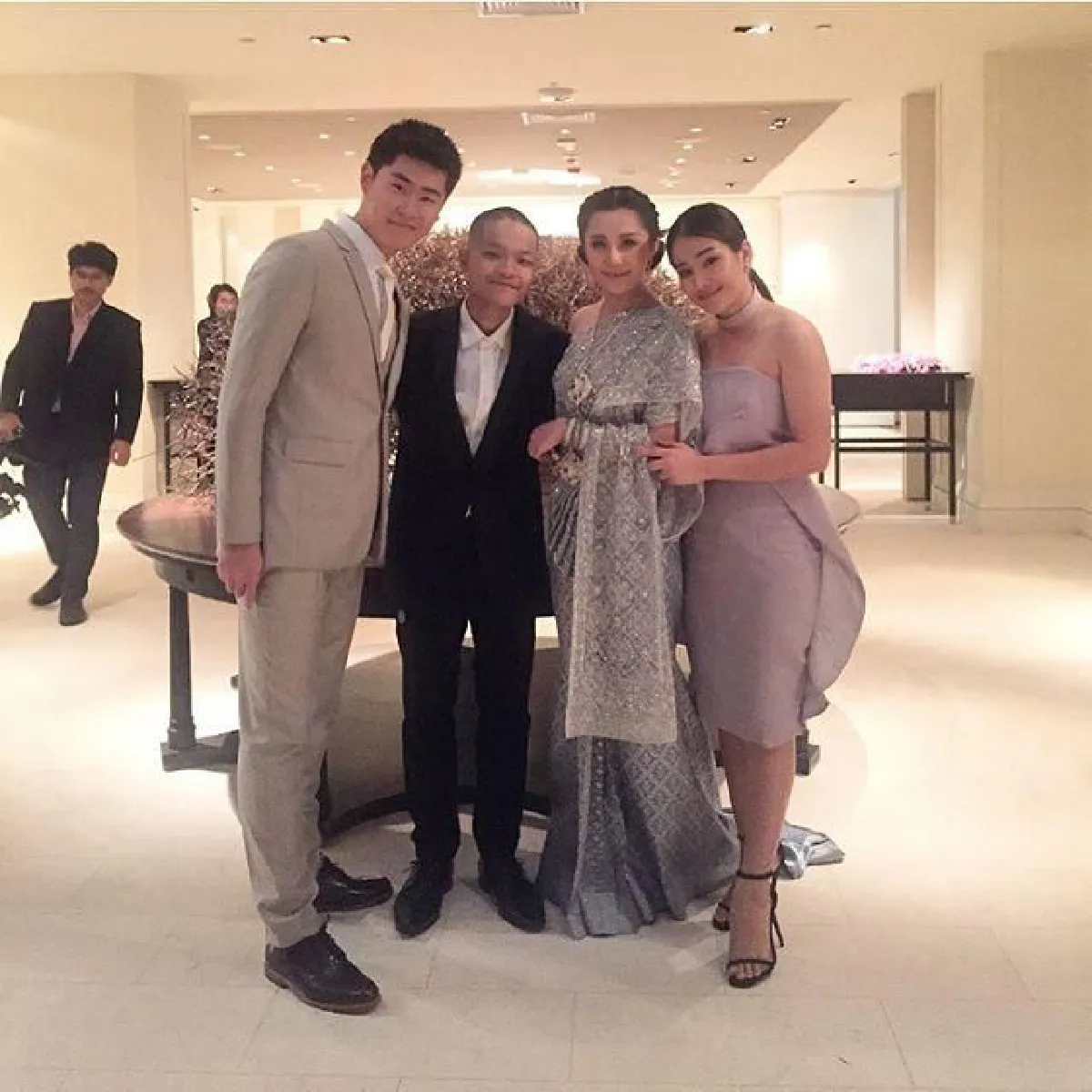 ว่าที่สะใภ้พ่อหม่ำ! มิกซ์ เพทาย ควงหวานใจร่วมงานแต่งพี่สาว