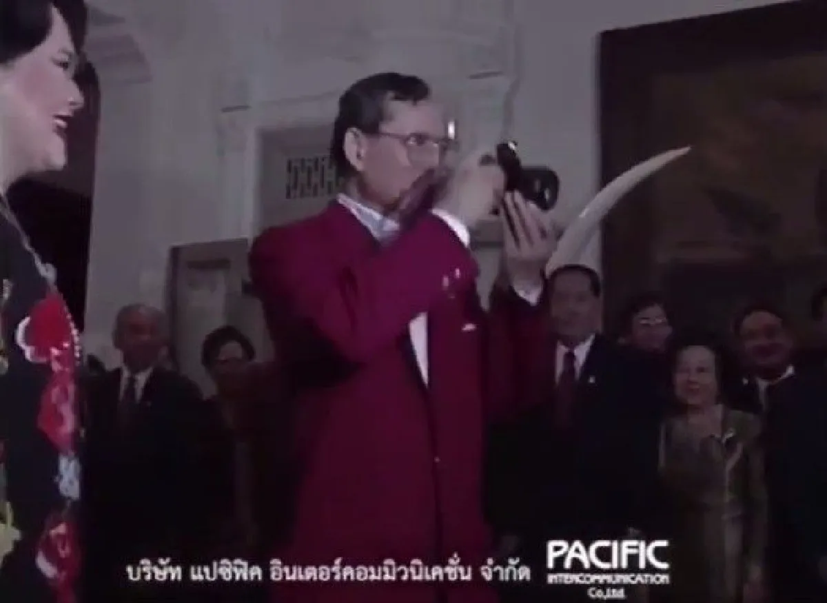 "แม่ทัพนายกองยิ้ม รัฐบาลยิ้ม"คลิปประทับใจเมื่อในหลวงร.9ทรงถ่ายภาพด้วยพระองค์เอง