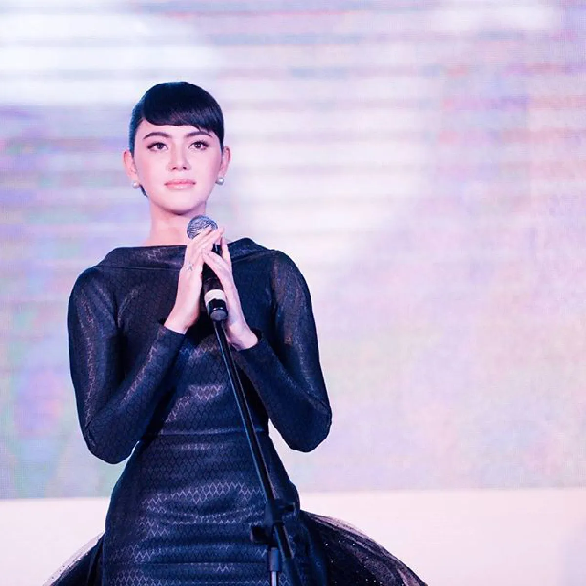 ชุดไทยไฟกระพริบ! ใหม่ ดาวิกา กับแฟชั่นสวยหรูอลังการ