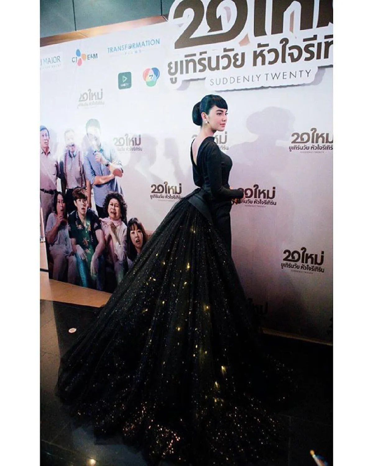ชุดไทยไฟกระพริบ! ใหม่ ดาวิกา กับแฟชั่นสวยหรูอลังการ