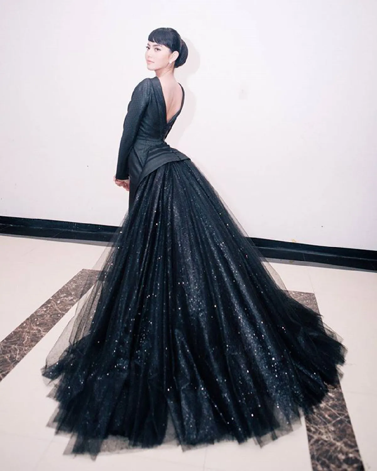 ชุดไทยไฟกระพริบ! ใหม่ ดาวิกา กับแฟชั่นสวยหรูอลังการ