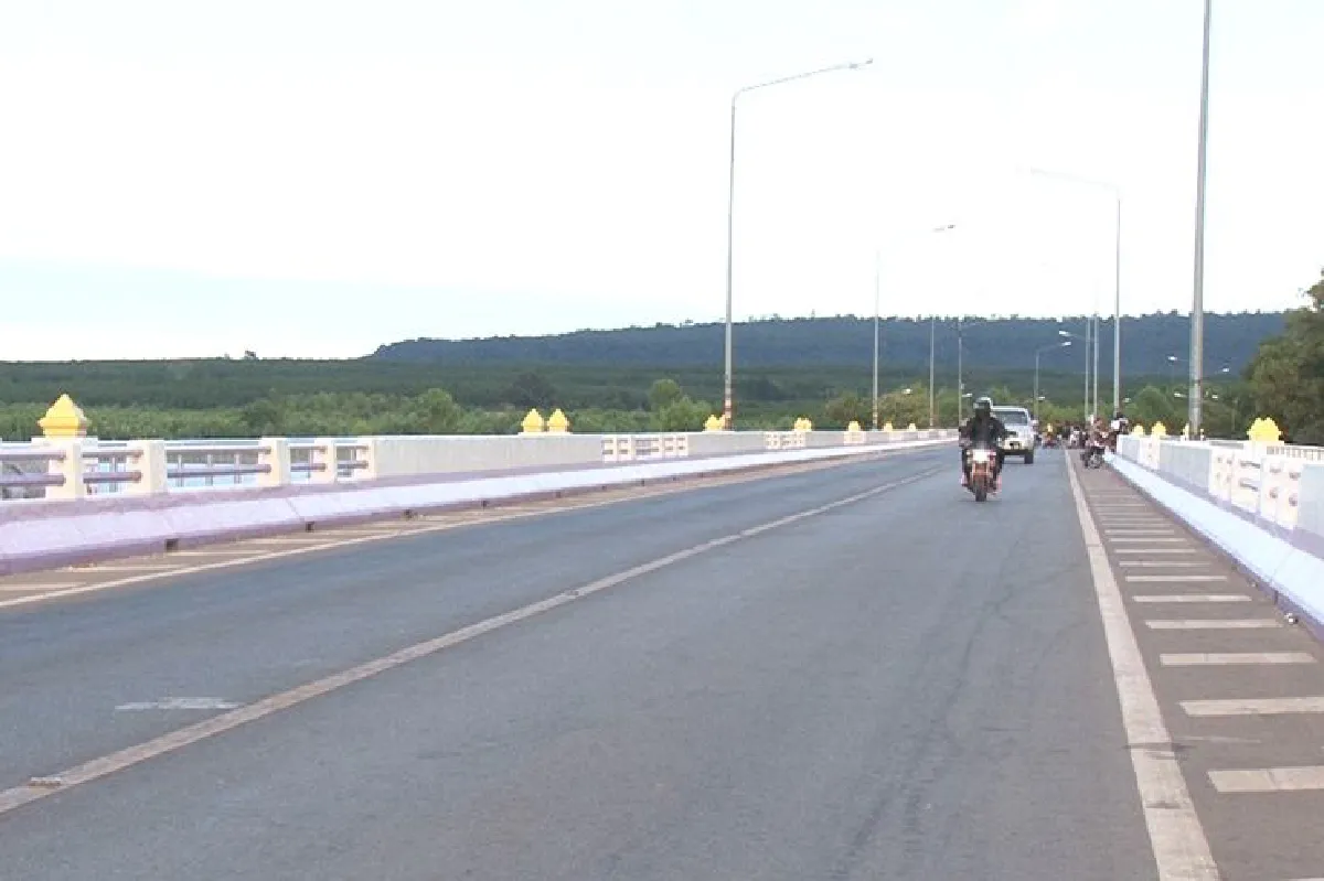 นักท่องเที่ยวสัมผัสหนาวสะพานเทพสุดาเขื่อนลำปาว