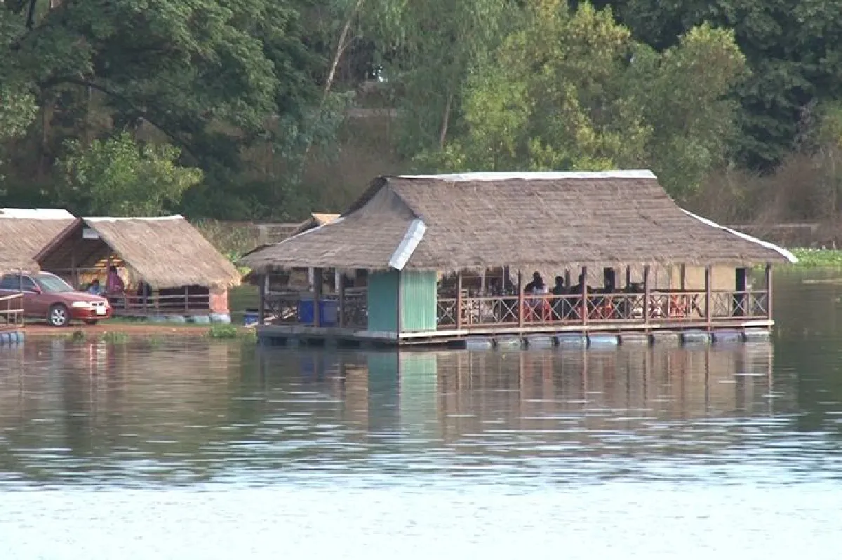 นักท่องเที่ยวสัมผัสหนาวสะพานเทพสุดาเขื่อนลำปาว