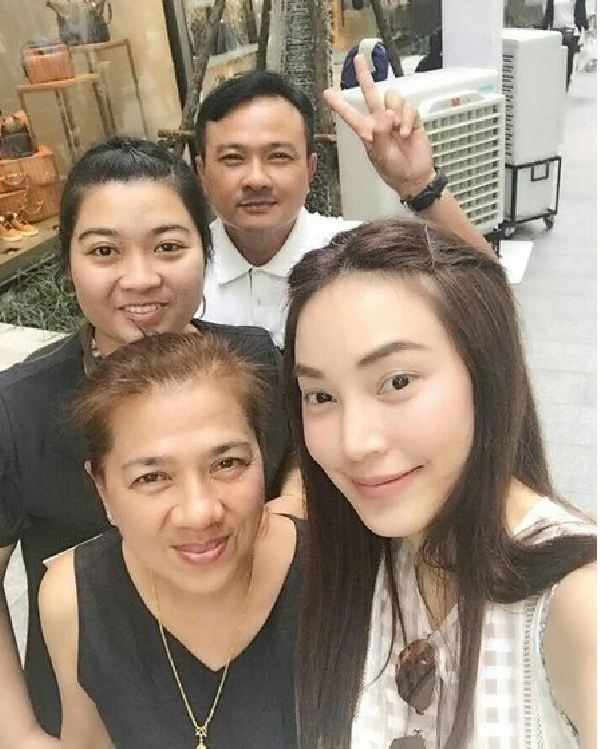 ว่าที่ลูกสะใภ้ดีเด่น! เมย์ พิชญ์นาฏ พาครอบครัว เมสซี่เจ ทานข้าวพร้อมหน้า
