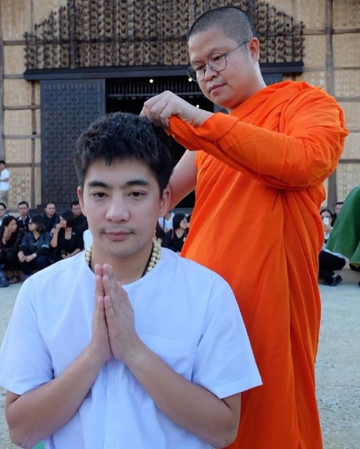 "น็อต อัครณัฐ"กราบเท้าพ่อแม่! เข้าพิธีอุปสมบทแล้ว