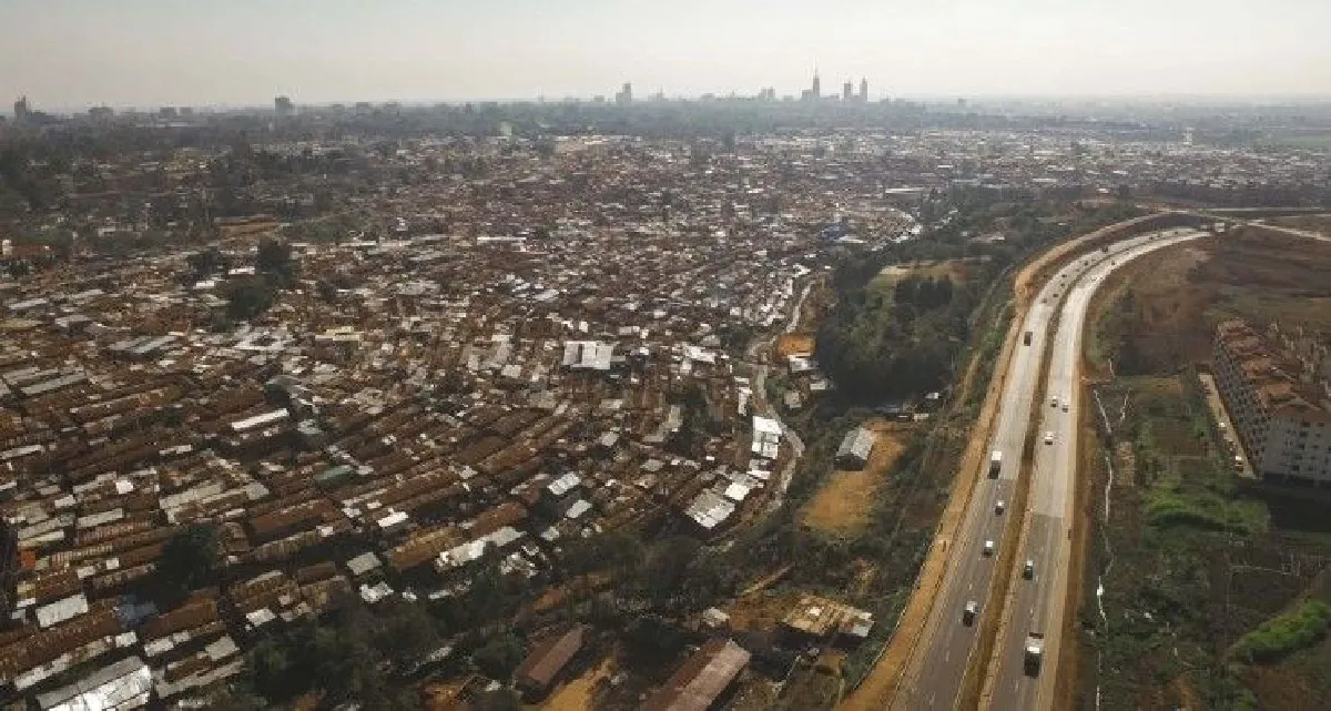 ภาพถ่ายจากโดรนแสดงช่องว่างระหว่างคนจน และคนรวยในเคนยา