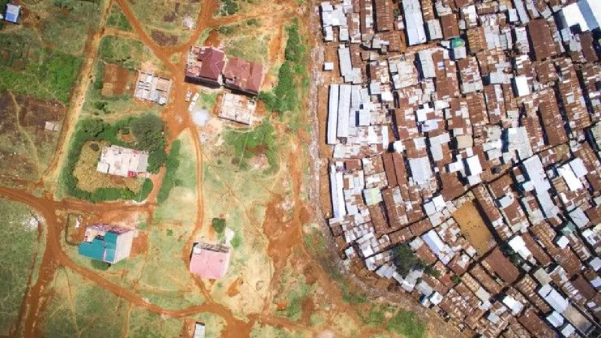 ภาพถ่ายจากโดรนแสดงช่องว่างระหว่างคนจน และคนรวยในเคนยา