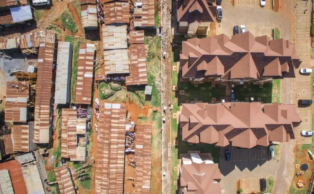 ภาพถ่ายจากโดรนแสดงช่องว่างระหว่างคนจน และคนรวยในเคนยา