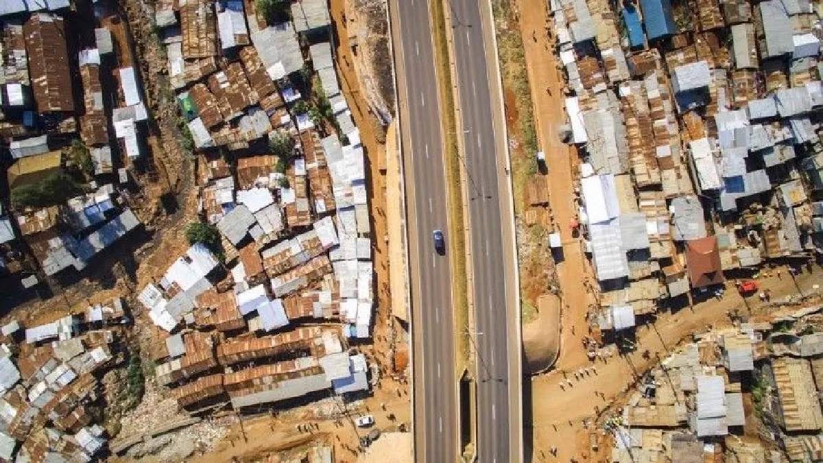 ภาพถ่ายจากโดรนแสดงช่องว่างระหว่างคนจน และคนรวยในเคนยา