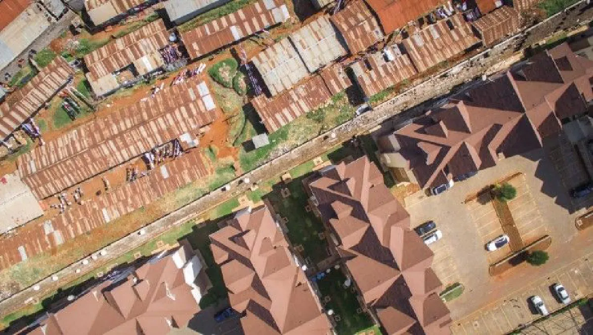 ภาพถ่ายจากโดรนแสดงช่องว่างระหว่างคนจน และคนรวยในเคนยา