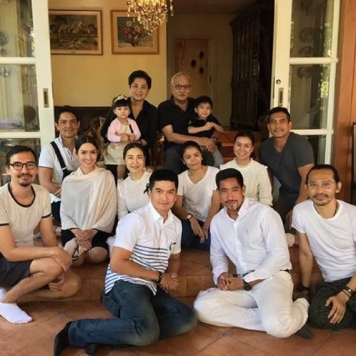 ภาพหาดูยาก!นักแสดงนเรศวรรวมตัววันคล้ายวันประสูติท่านมุ้ย