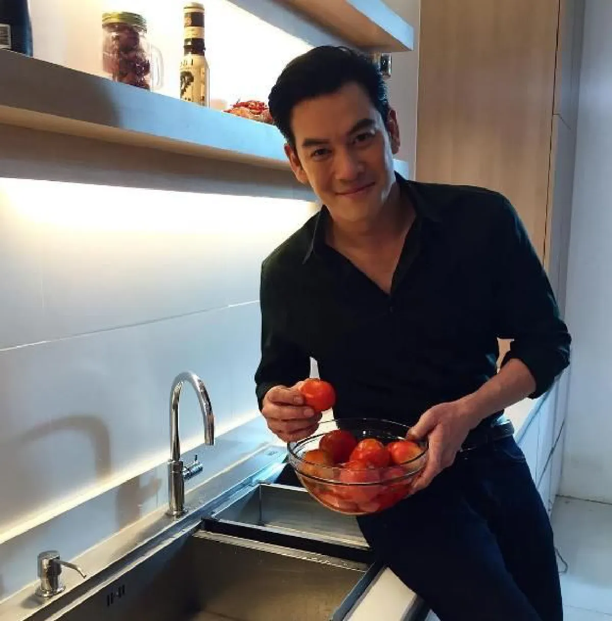 เคลื่อนไหวหลังหย่า! ชาคริต โพสต์ซึ้งสุขใจได้นอนหนุนตักแม่