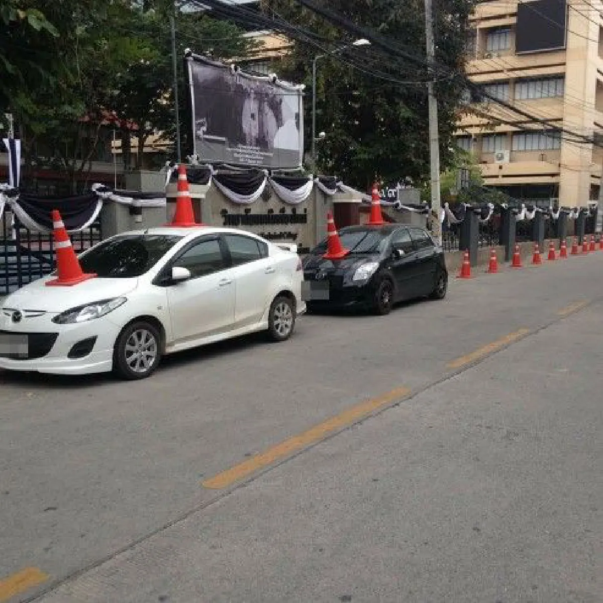 เตือนไม่ฟัง!เก๋งจอดขวางหน้าเทคนิคเชียงใหม่เจอวางกรวยทับ