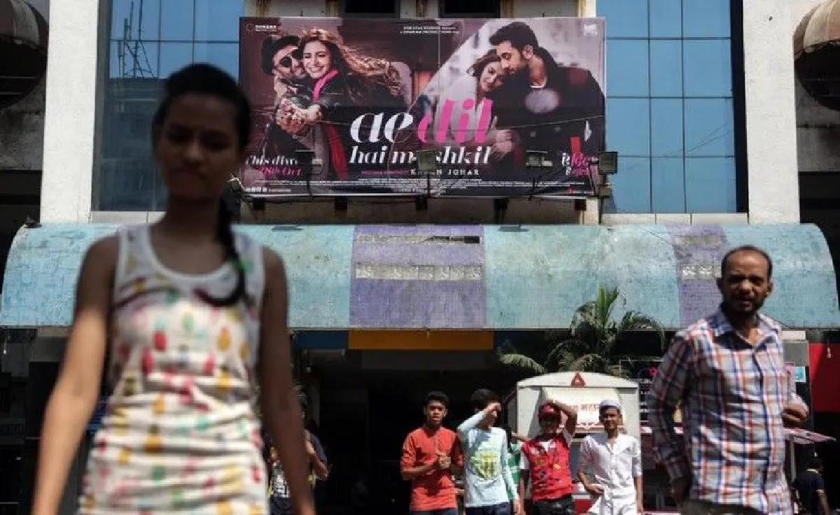 โรงหนังอินเดียเตรียมเล่นเพลงชาติก่อนฉายภาพยนตร์